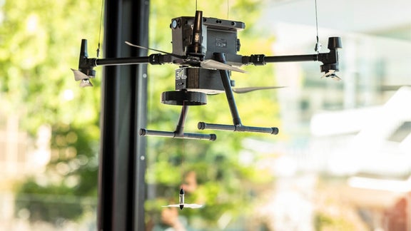 Drohne vor einem Fenster