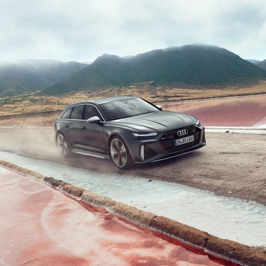 Audi RS 6 Avant dynamic front view