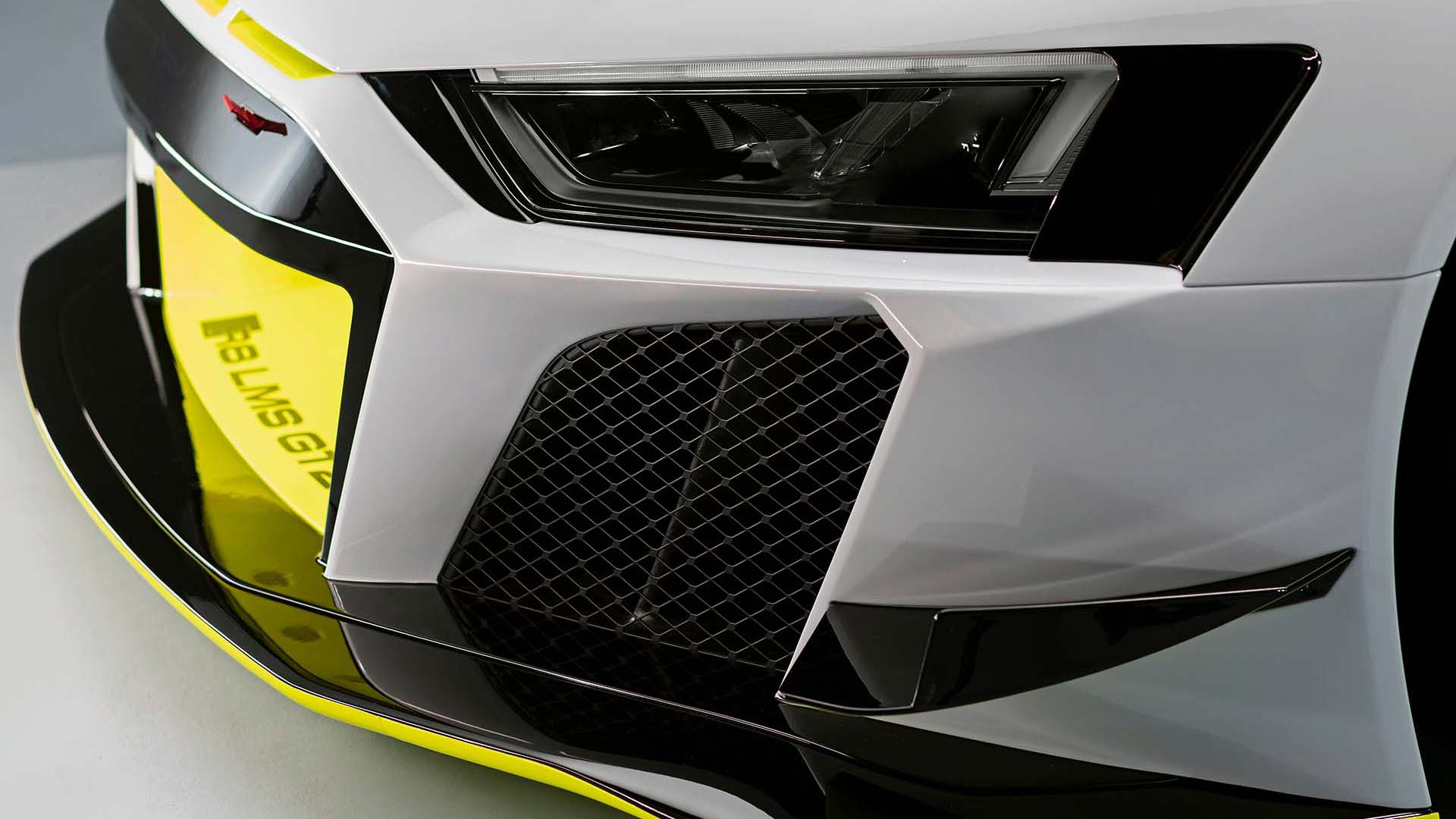 Das Foto zeigt den Frontsplitter des Audi R8 LMS GT2-Rennwagens.