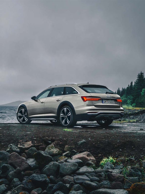 Foto de la parte trasera lateral de un Audi A6 allroad quattro. 