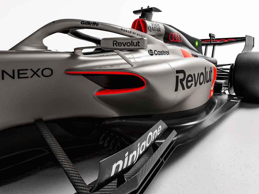 Seitliches Close-up auf die Airbox des Audi R26.