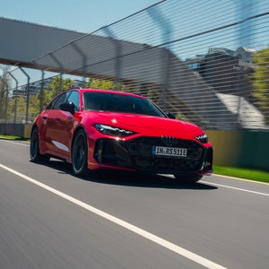Der neue Audi RS 5 Avant kommt auf den Betrachter zugefahren.