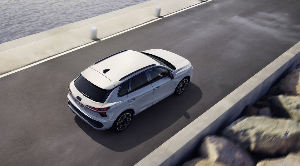 Der Q3 SUV e-hybrid fährt auf einer Strasse parallel zum Meer.