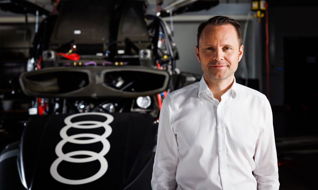 Rolf Michl voor een Audi RS Q e-tron in opbouw.