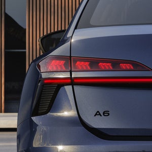 Linke, hintere Rückleuchte mit digitaler OLED Technologie mit Schlusslichtsignaturen, dynamischem Blinklicht und Leuchtenband.