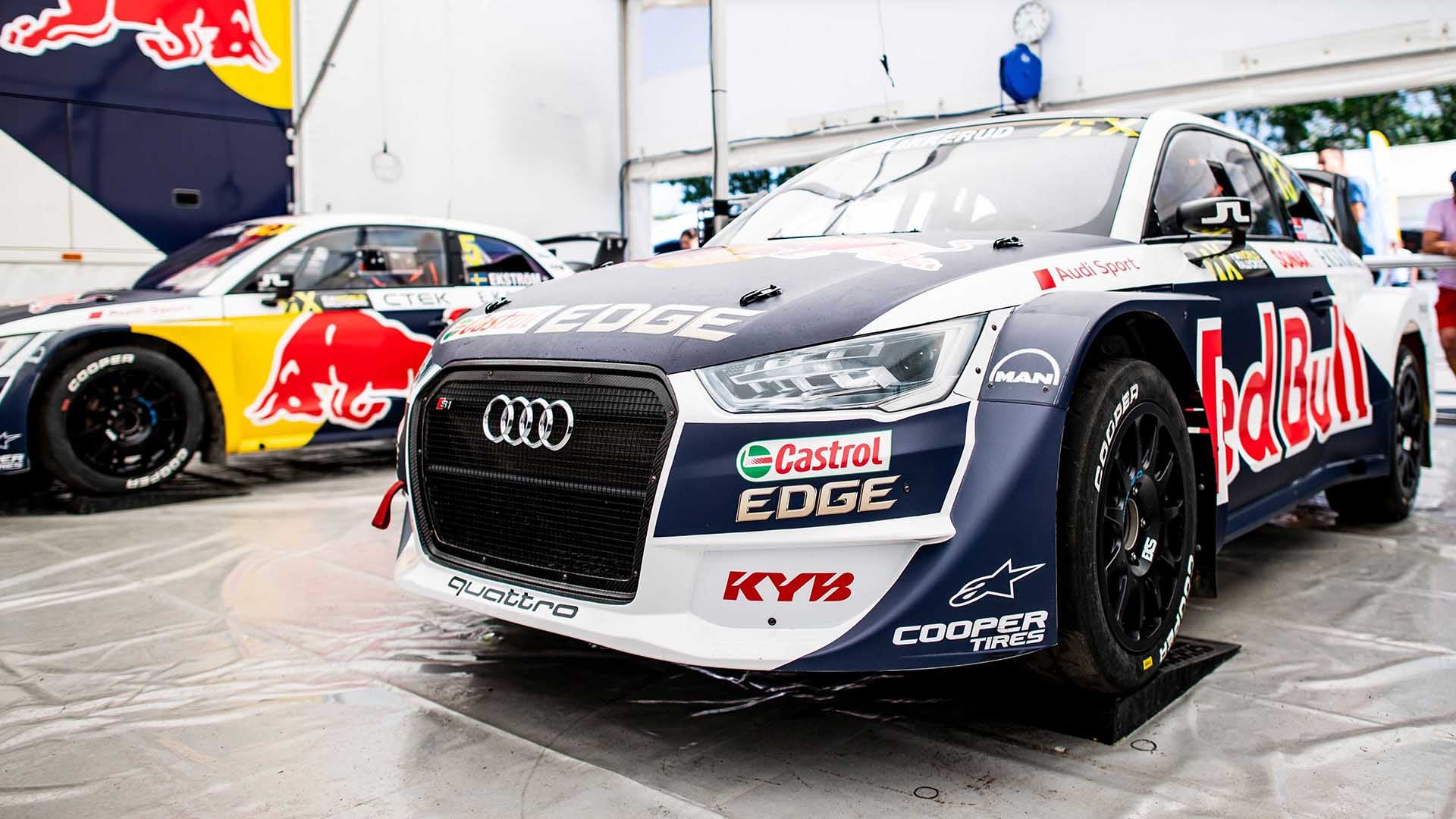 Das Foto zeigt zwei Audi Rallycross-Autos im Fahrerlager.