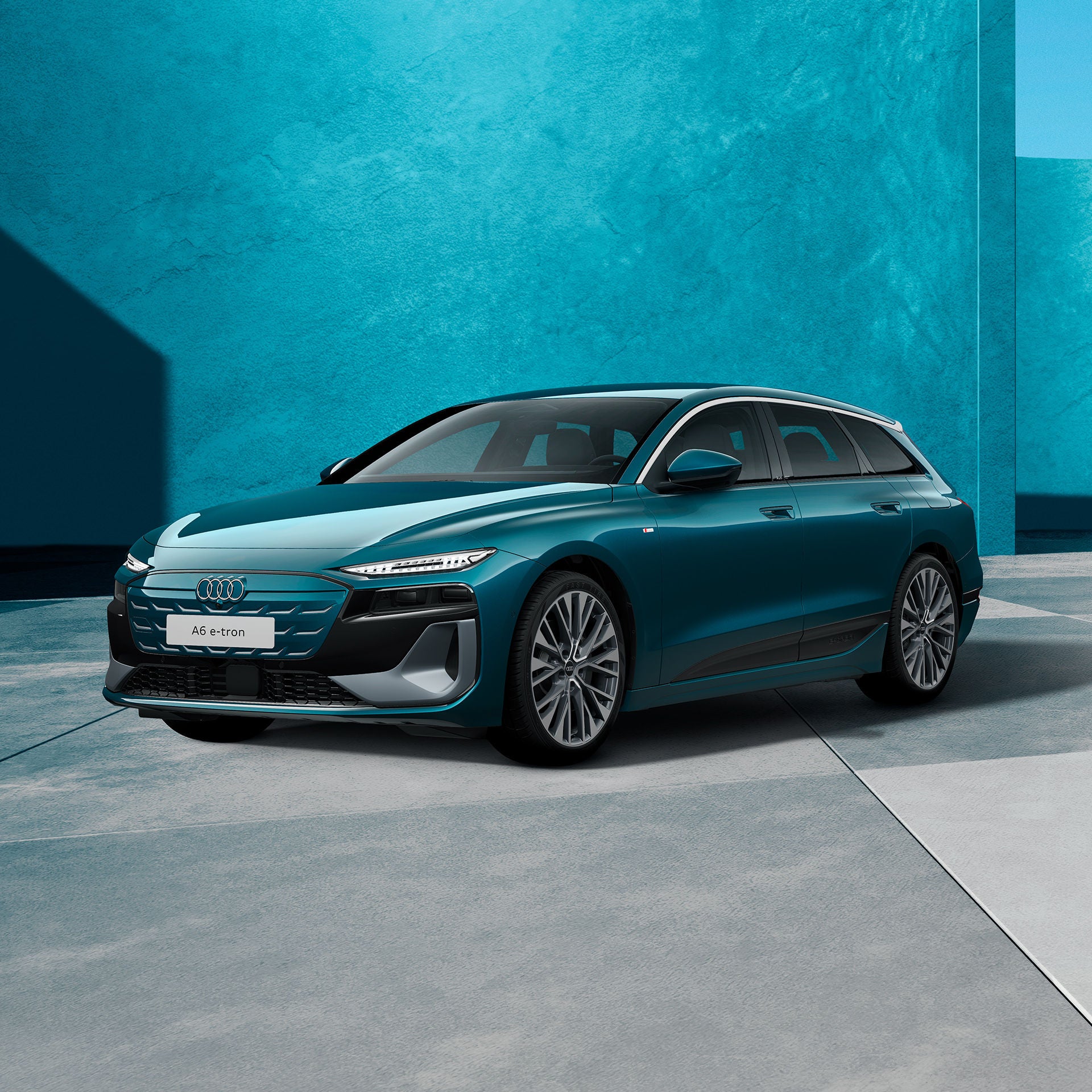 Dunkelgrünes Elektroauto in Seitenansicht, modernem Design, steht auf hellem, neutralem Hintergrund.