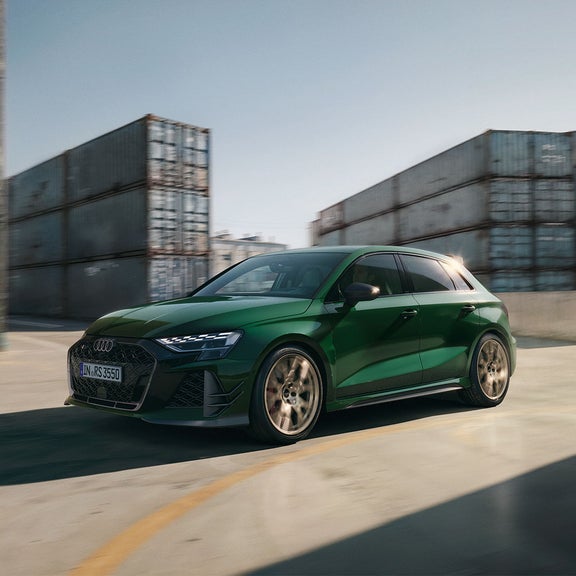 Le modèle spécial RS 3 competition limited vu de face, devant un décor composé de conteneurs.
