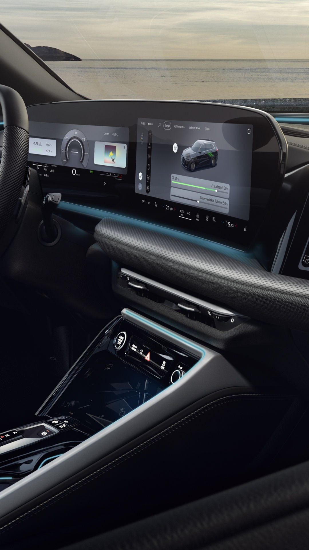 Blick in das Cockpit des Q5 SUV e-hybrid. Zu sehen sind unter anderem das Panoramadisplay und das MMI Beifahrerdisplay, sowie das Interaktionslicht am unteren Rand der Windschutzscheibe.