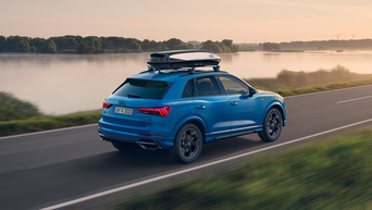 Audi med bagasjeboks på taket