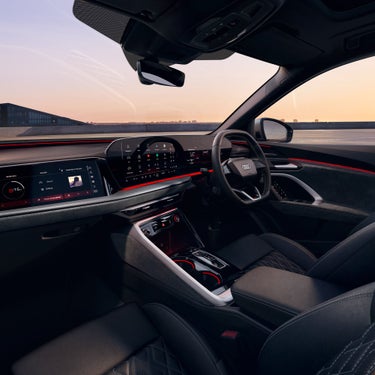 ドライバーの心を高揚させるスポーティネスと先進のデジタルテクノロジーを美しく融合させたインテリア