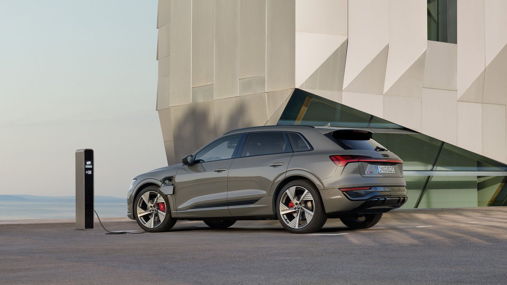 Audi Q8 e-tron edycja Dakar przed budynkiem.