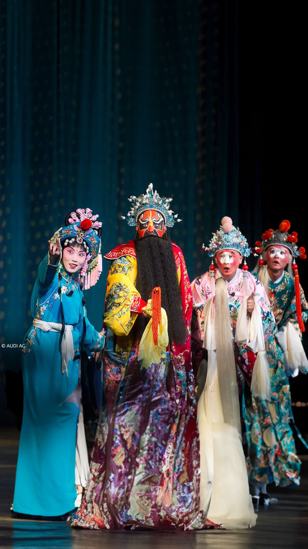 Verkleidete Darsteller auf der Bühne.