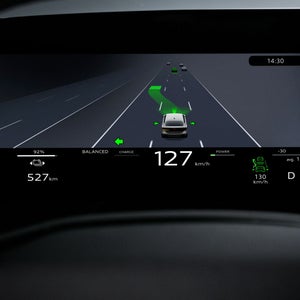 Close-up van een display in het interieur van het voertuig.  Het silhouet van een rechtdoor rijdend voertuig wordt weergegeven.  Een groene afbeelding vóór de voorkant van het voertuig geeft aan dat er mogelijk van rijstrook wordt gewisseld.