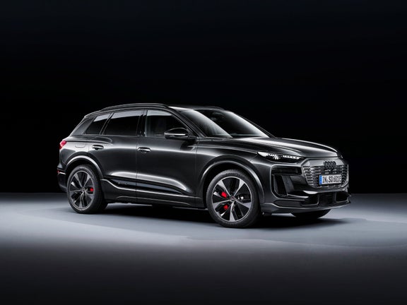 Ein schwarzer Audi SQ6 e-tron vor einem schwarzen Hintergrund