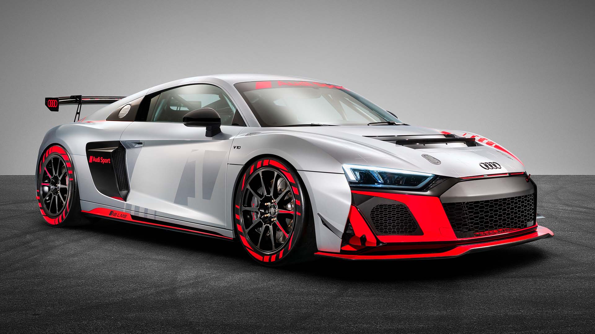 Das Foto zeigt den ausgestellten Audi R8 LMS GT4-Rennwagen.