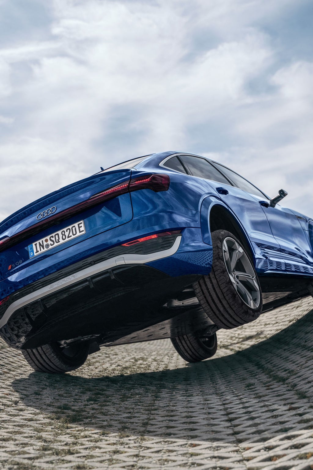 Audi SQ8 Sportback e-tron sett bakfra.