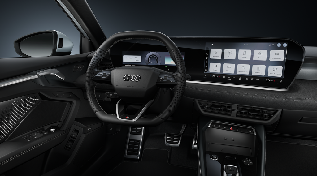 Blick auf das Cockpit mit Fokus auf das Sportlederlenkrad und das geschwungene Panoramadisplay.