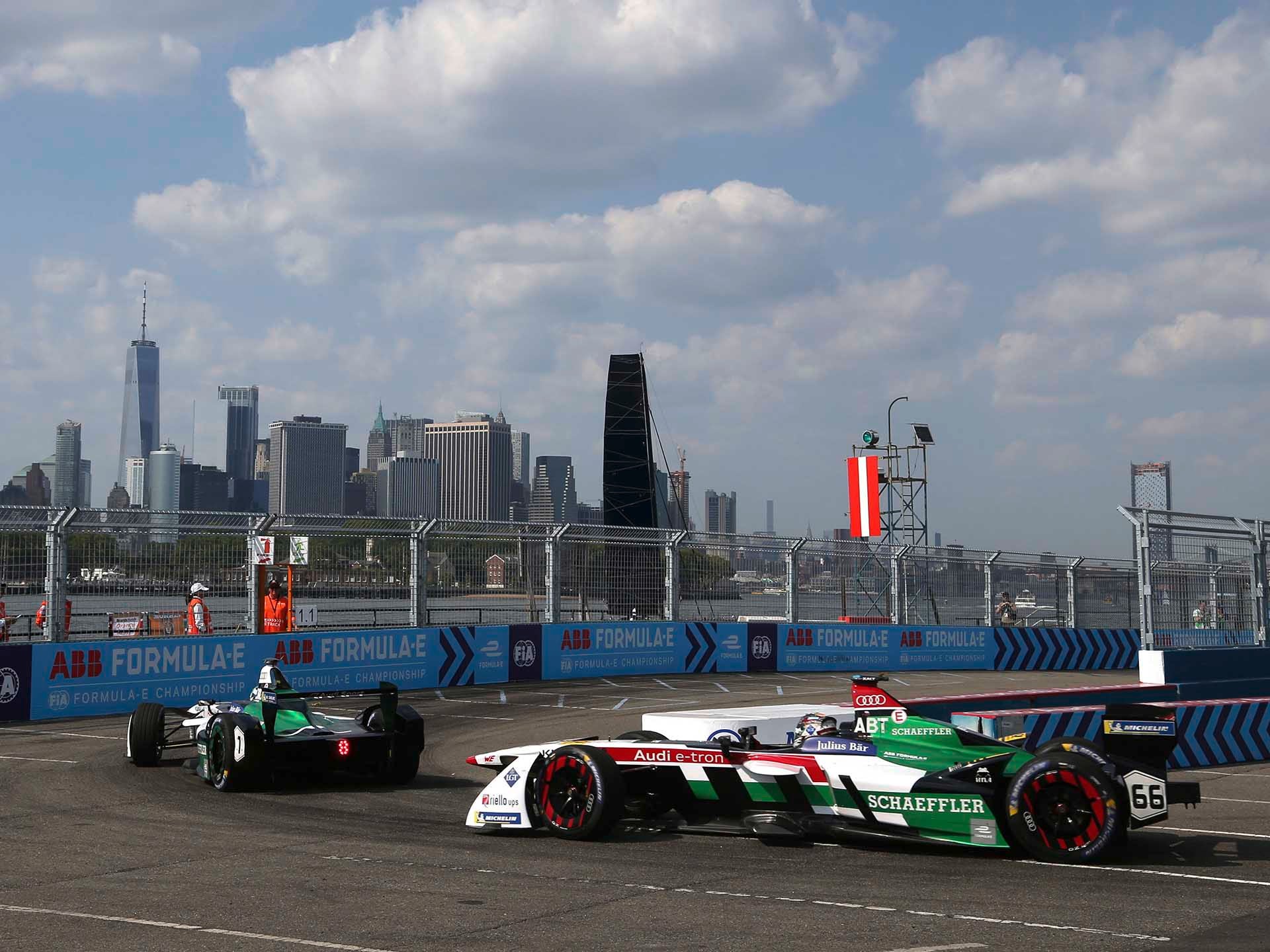 Das Foto zeigt zwei Audi Formel-E-Rennwagen, die das Rennen in New York 2018 anführen.