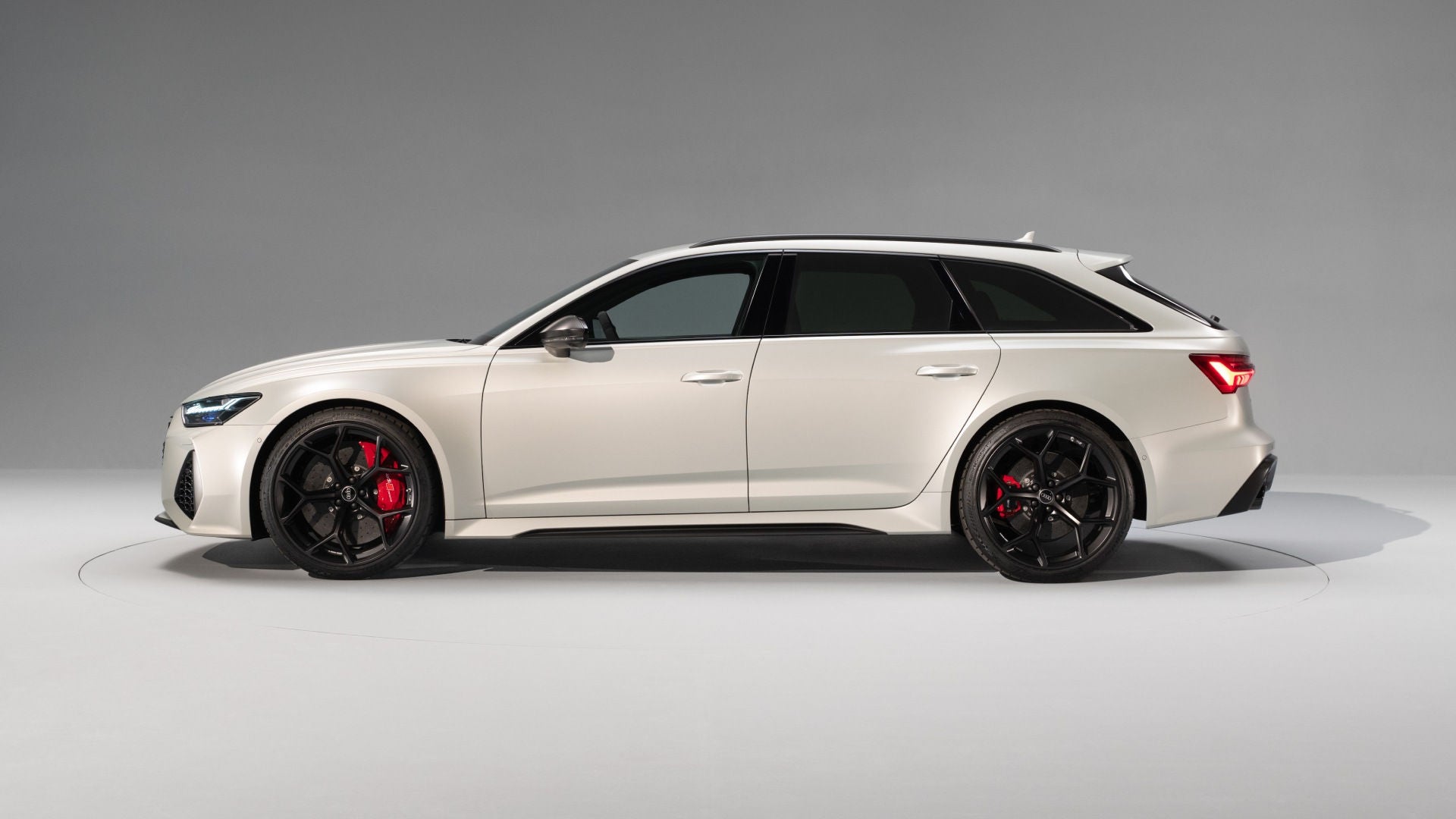 Audi RS 6 Avant performance sedd från sidan.