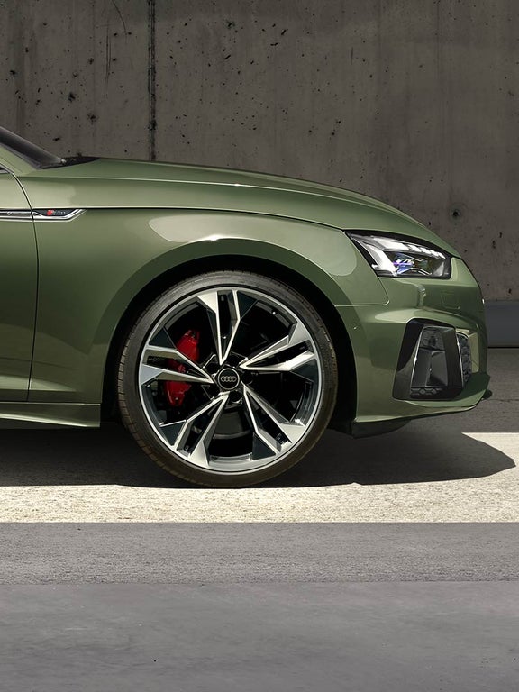 Foto de las llantas de un Audi A5 Coupé.  