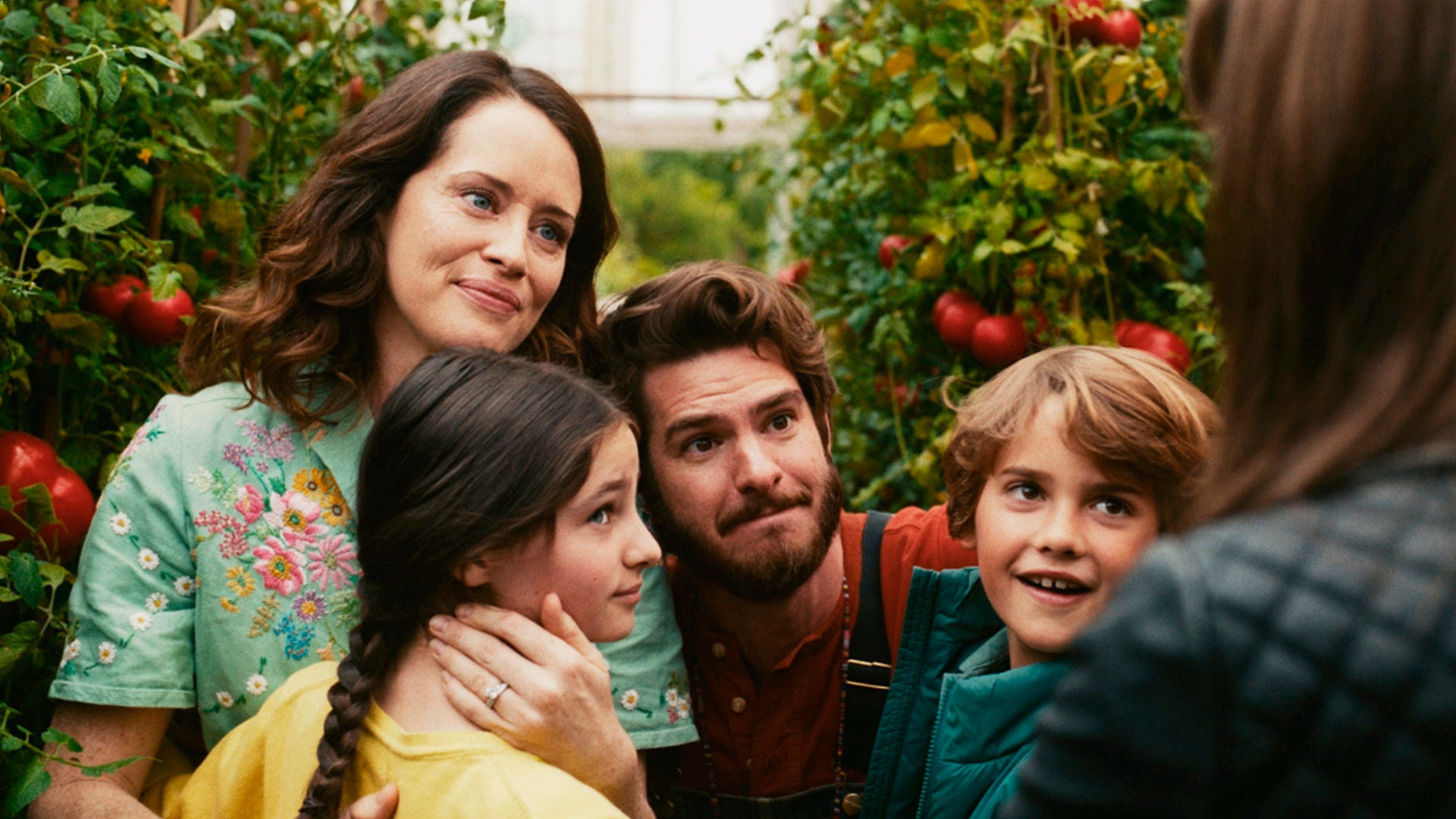 Die Geschwister Beth, Fran und Joe begrüßen zusammen mit ihren Eltern eine gerade eingetroffene Besucherin.