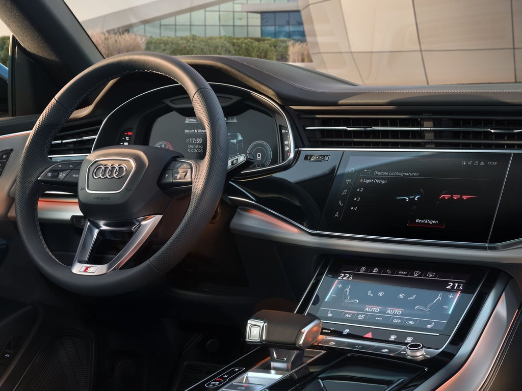 Nahaufnahme des Cockpits mit Fokus auf das Lenkrad und das Audi virtual cockpit plus.