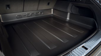 Schwarze Audi Gepäckraumschale in einem Kofferraum mit e-tron Logo.