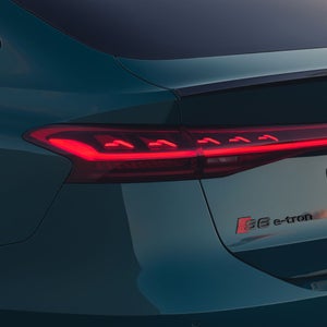 Nahaufnahme der OLED Heckleuchte mit durchgehendem Leuchtenband am S6 Sportback e-tron. Die Heckleuchte zeigt eine Schlusslichtsignatur.