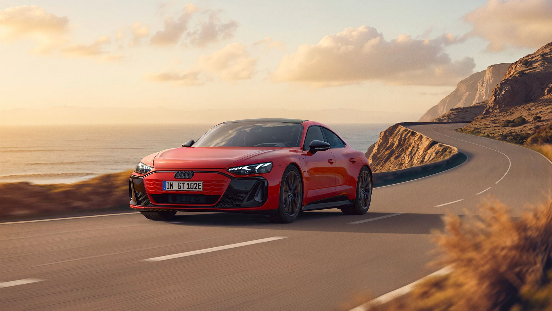 Un Audi RS e-tron GT en una carretera. 