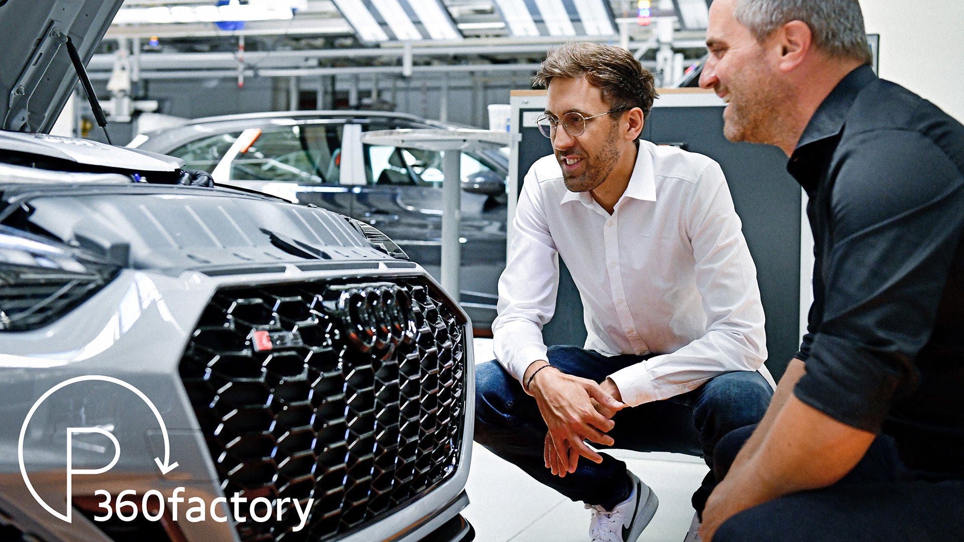 Stefan Keckl und Rüdiger Eck mit einem Audi RS 5 auf der Fertigungsstraße