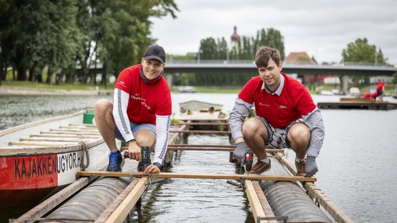 Audi employees constructing a pontoon