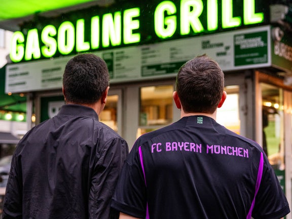 Zwei Männer schauen auf einen Laden