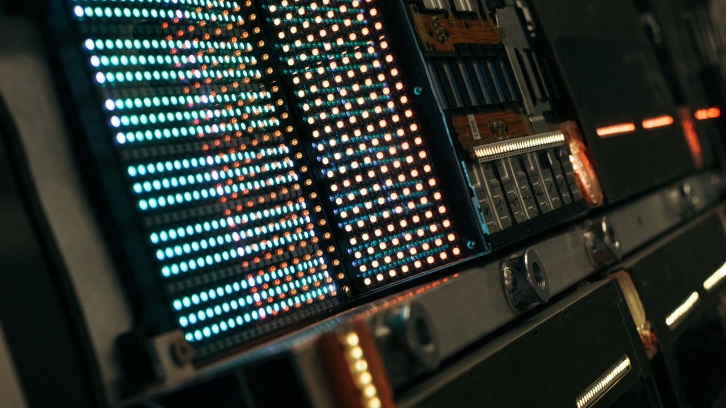 An einem Schaumodell der PPE-Hochvoltbatterie wird die Temperaturverteilung beim Laden symbolisiert.