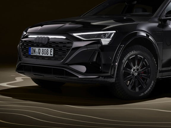Lateral front view of the Audi Q8 e-tron edition Dakar.