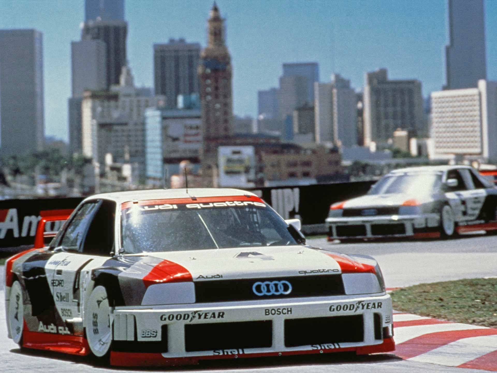 Das Foto zeigt zwei Audi 90 quattro IMSA GTO-Rennwagen auf der Strecke in den USA im Jahr 1989.