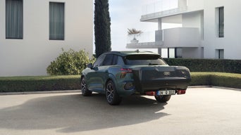 Audi Q3 met trekhaak met daarop een trekhaakkoffer