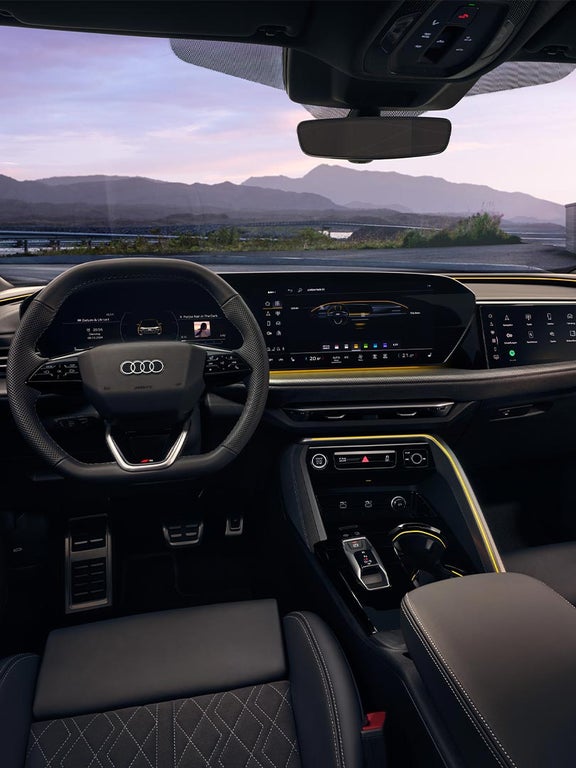 Audi Q5 Sportback Cockpit mit digitalem Display und gelber Ambientebeleuchtung.
