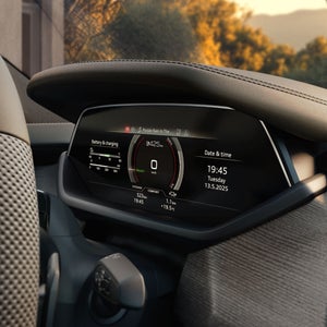 De Audi virtual cockpit achter het stuur van de Audi e-tron GT quattro toont onder meer de snelheid (0 km/u), het rijbereik (425 km) en het tijdstip (19.45 uur).