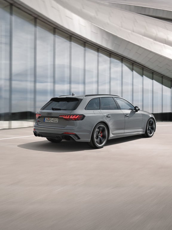 Side view of the RS 4 Avant