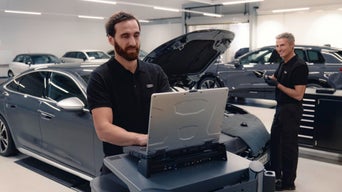 Audi Starterbatterie vor weißem Hintergrund