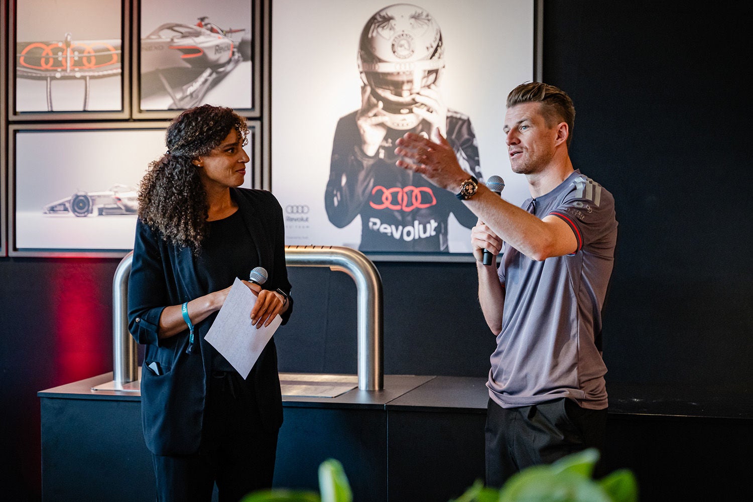 Nico Hülkenberg échange avec une animatrice lors d’un événement Audi pendant le week-end du F1® Belgian Grand Prix 2026 à Spa-Francorchamps