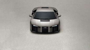 Vooraanzicht van de hybride supercar Audi Nuvolari in titaniumafwerking.