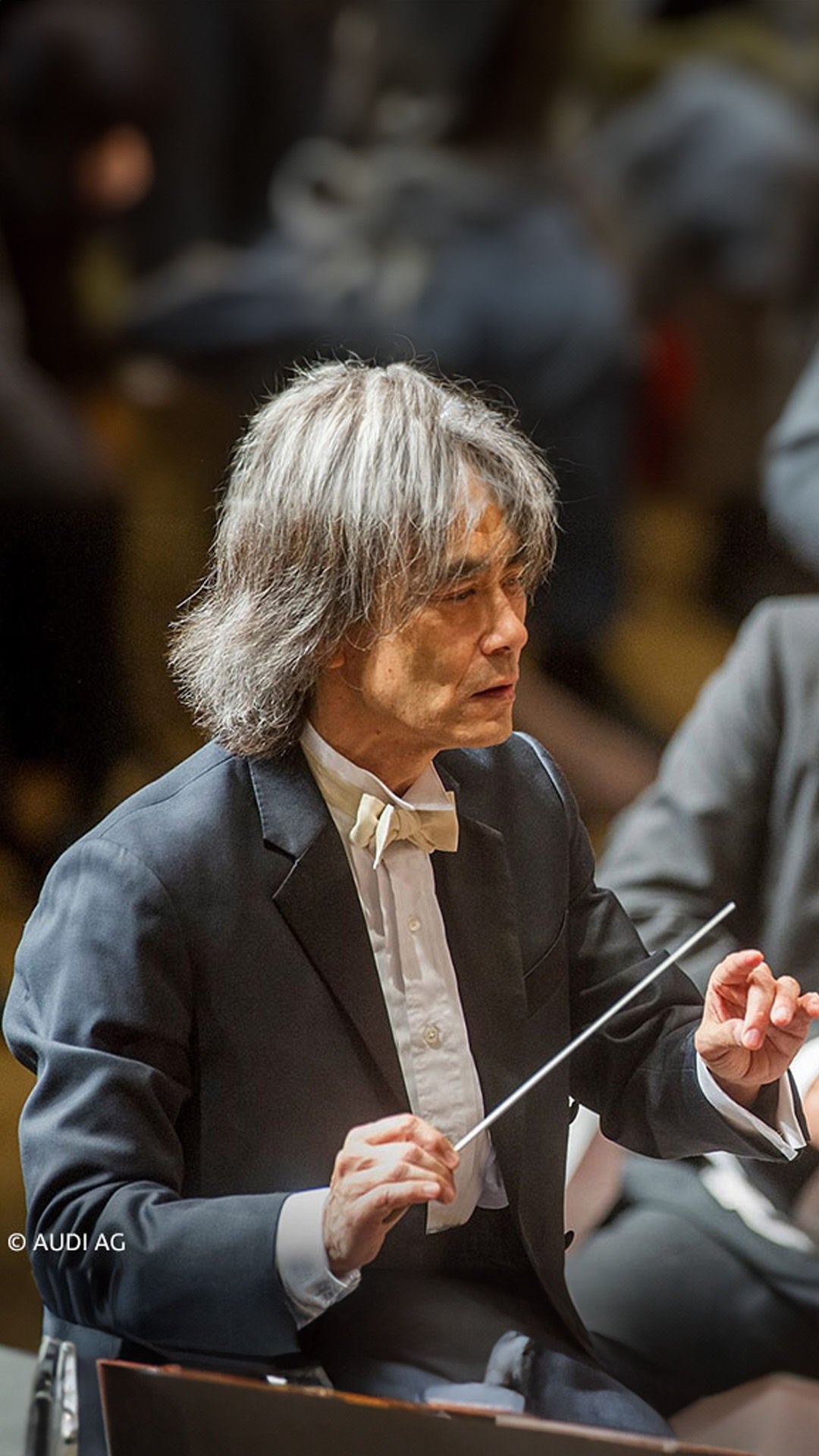 Dirigent dirigiert Orchester.