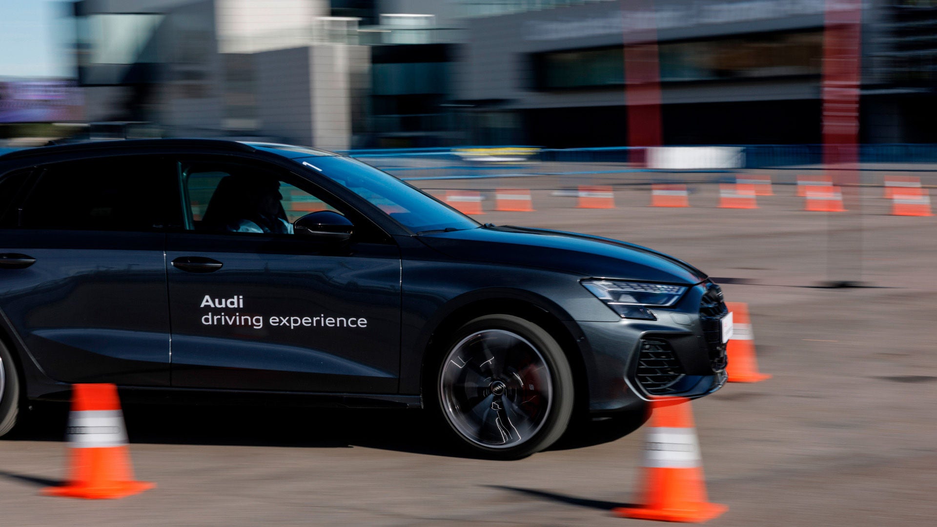 Un modelo Audi Sport en los cursos de conducción Audi Advanced driving experience. 