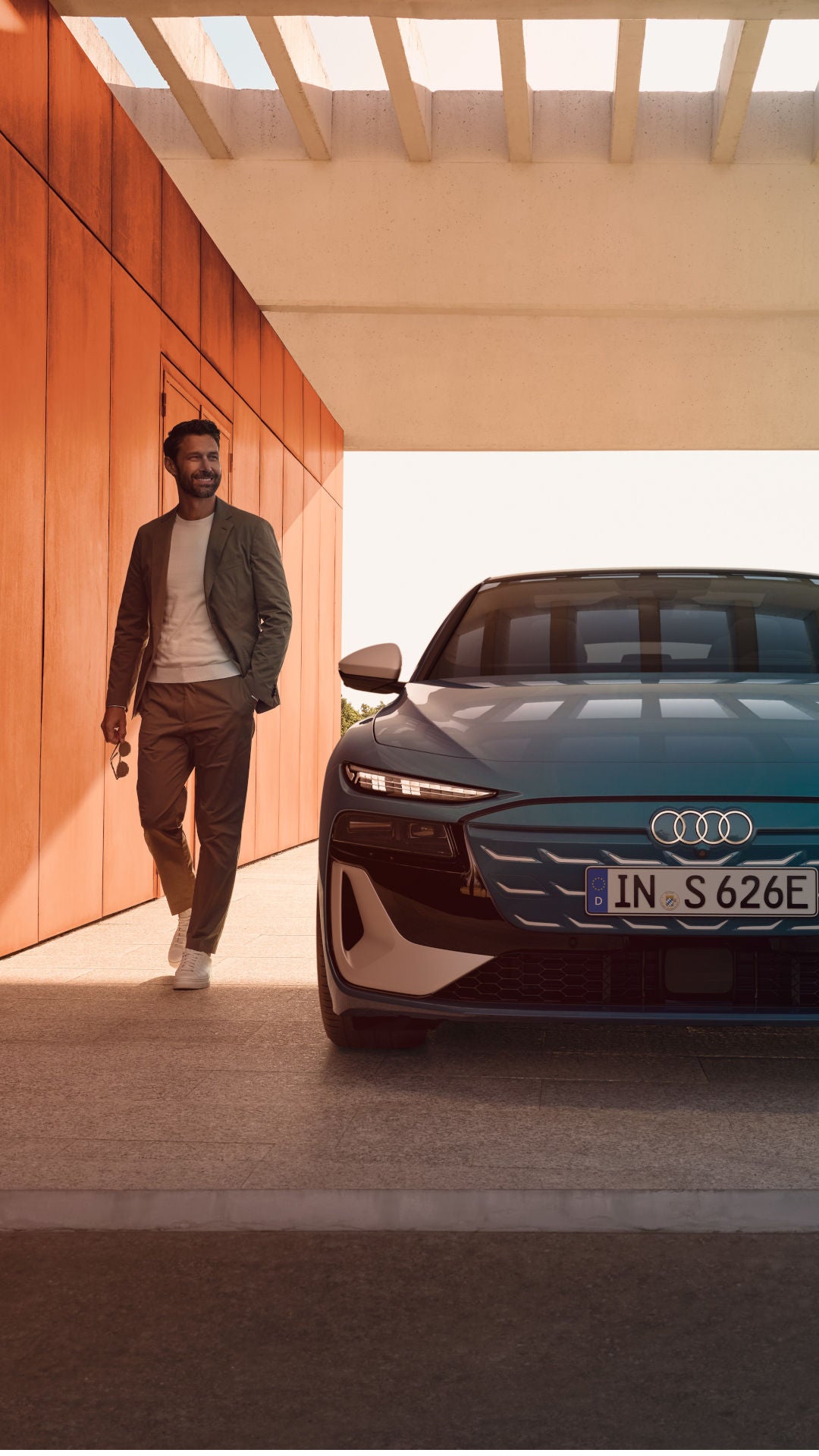 Vrouw stelt MMI in in Audi Q6 e-tron