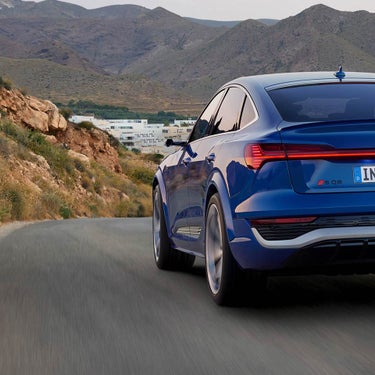 Audi SQ8 Sportback e-tron 驚くほど静かな走行音とともに4.5秒で100km/hまで加速