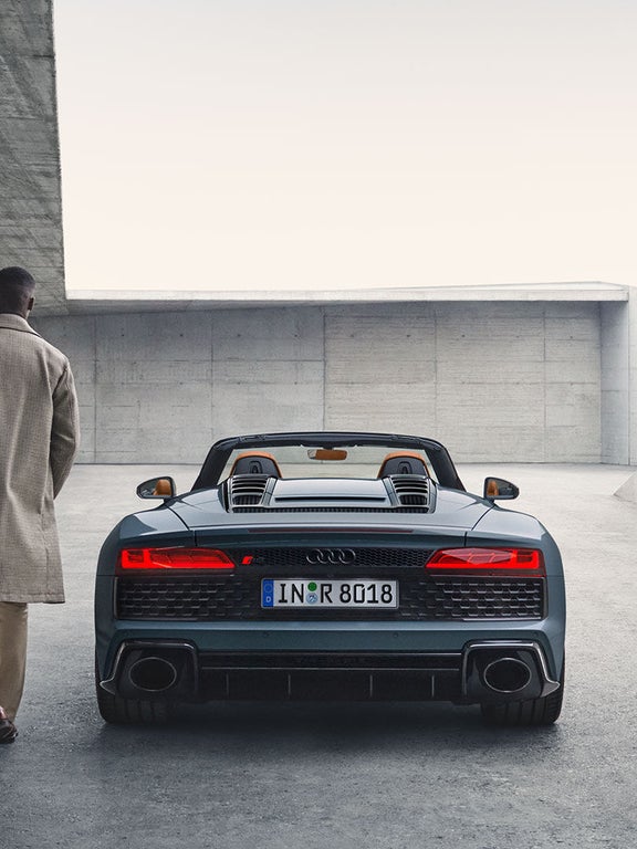 El Audi R8 Spyder V10 Performance RWD cuenta con una impresionante vista trasera. 