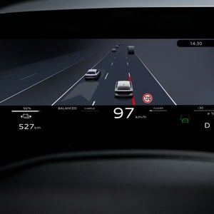 Nahaufnahme eines Displays im Fahrzeuginnenraum. Abgebildet ist die Silhouette eine Fahrzeugs in Geradeausfahrt. Darunter angeordnet sind unter anderem die aktuelle Geschwindigkeit und die Restreichweite.