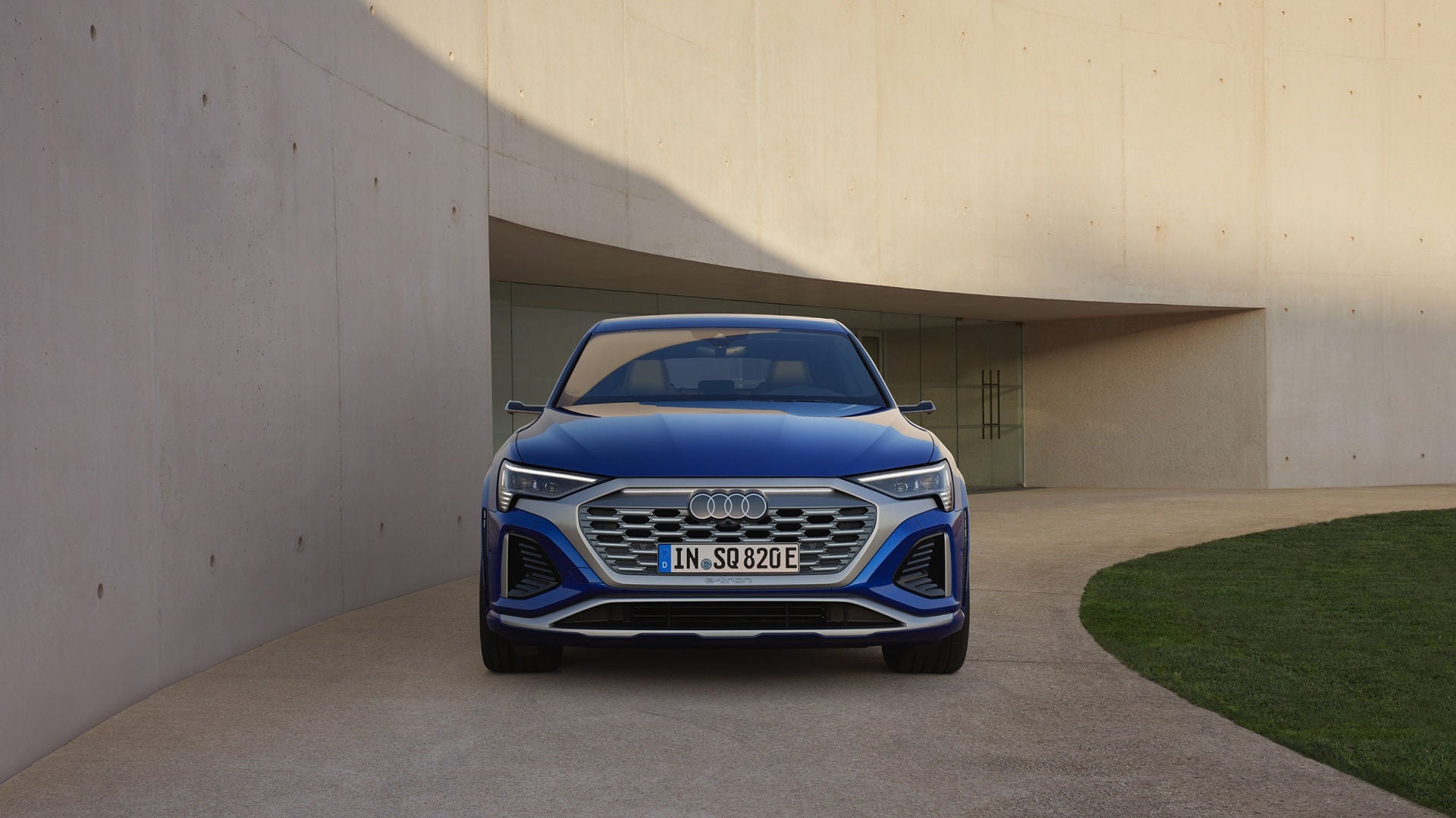 La parte anteriore dell'Audi SQ8 Sportback e-tron